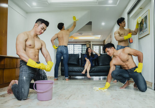 Στη Σιγκαπούρη μπορείς να προσλάβεις άντρες χωρίς μπλούζες να σου καθαρίσουν το σπίτι