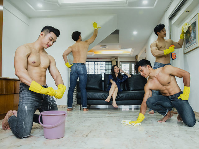 Στη Σιγκαπούρη μπορείς να προσλάβεις άντρες χωρίς μπλούζες να σου καθαρίσουν το σπίτι