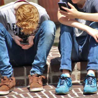 Δύο 17χρονοι έκλεψαν κινητά από ανηλίκους στην Κηφισιά με την απειλή μαχαιριού