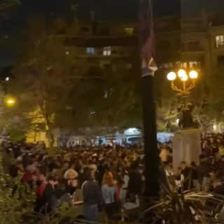 Κυψέλη: Εκατοντάδες άτομα με djs και χωρίς μάσκες έκαναν πάρτυ στην Πλ. Αγίου Γεωργίου χθες βράδυ