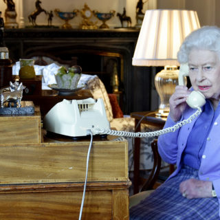 Παρέμβαση της Ελισάβετ για το αν θα βάλουν στρατιωτική στολή οι «πρίγκιπες» Άντριου και Χάρι στην κηδεία του Φίλιππου