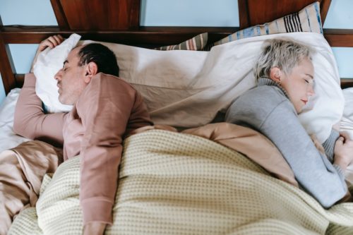 Μεγαλύτερος ο κίνδυνος άνοιας για τους μεσήλικες που κοιμούνται συχνά λιγότερες από έξι ώρες