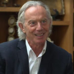 Η νέα χαίτη του πρώην πρωθυπουργού της Μεγάλης Βρετανίας, Τόνι Μπλερ, γέμισε memes το Twitter