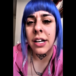 Η κωμικός Σούπερ Κική καταγγέλλει ότι έπεσε θύμα ξυλοδαρμού από 30 άντρες [BINTEO]