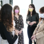 Επίσκεψη της ΠτΔ στον Ξενώνα Γυναικών Θυμάτων Βίας: «Καμιά γυναίκα δεν πρέπει να περνάει μόνη της αυτό το μαρτύριο»