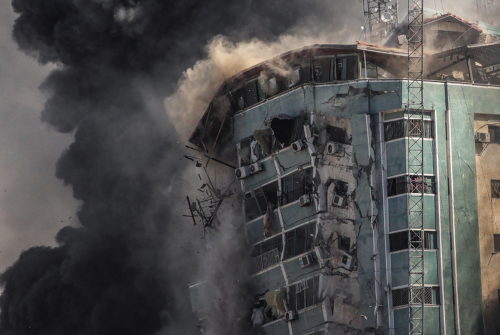 Ο ισραηλινός στρατός βομβάρδισε το κτίριο όπου στεγάζoνται το Al-Jazeera και το Associated Press στη Λωρίδα της Γάζας