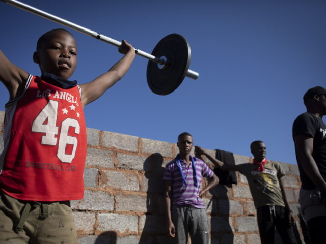 Στη Νότια Αφρική, τα βάρη βοηθούν τους νέους να ονειρεύονται