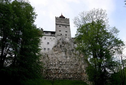 Στο κάστρο του κόμη Δράκουλα στη Ρουμανία, οι επισκέπτες συνδυάζουν εμβόλιο και περιήγηση