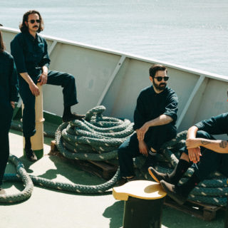 Οι Steams φωτογραφίζονται στο ιστορικό πλοίο “Liberty”