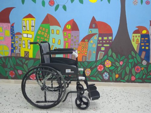 Μαθητές του 3ου ΓΕΛ Κοζάνης μάζεψαν πλαστικά καπάκια και δώρισαν αναπηρικό αμαξίδιο στο γηροκομείο