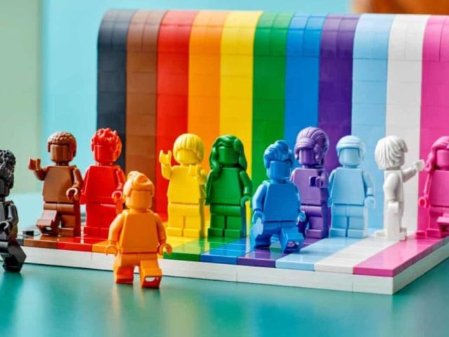 Η Lego είναι περήφανη που θα κυκλοφορήσει το νέο ΛΟΑΤΚΙΑ+ σετ: “Everyone is Awesome”
