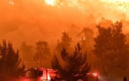 Έκκληση της Πολιτικής Προστασίας για απομάκρυνση των κατοίκων κοντά στα Μέγαρα λόγω της πυρκαγιάς