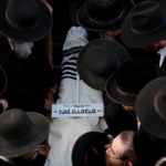 Ισραήλ: Εκατοντάδες Ορθόδοξοι Εβραίοι παρευρέθησαν στην κηδεία των τεσσάρων ομόθρησκων τους που ποδοπατήθηκαν στο όρος Μερόν