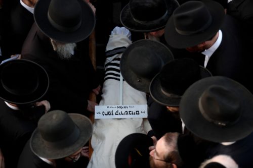 Ισραήλ: Εκατοντάδες Ορθόδοξοι Εβραίοι παρευρέθησαν στην κηδεία των τεσσάρων ομόθρησκων τους που ποδοπατήθηκαν στο όρος Μερόν