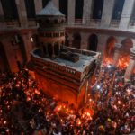 Ιεροσόλυμα: Σε κλίμα κατάνυξης και λαμπρότητας, τελέστηκε στον Ιερό Ναό της Αναστάσεως η ιερουργία της Αφής του Αγίου Φωτός