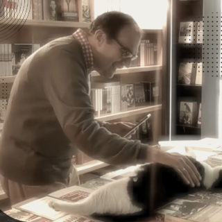 «Όταν έπεσα στο μελανοδοχείο»: ένα βιβλίο-φόρος τιμής σε όλους εκείνους που απλώς λατρεύουν τα βιβλία