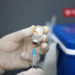 Οι πλήρως εμβολιασμένοι έχουν πολύ μικρότερες πιθανότητες να μεταδώσουν τον κορωνοϊό