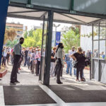 Εκνευρισμός και φωνές στο ΜΕΓΑ Εμβολιαστικό Κέντρο Περιστερίου σήμερα.