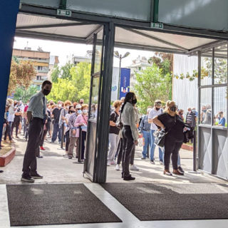 Εκνευρισμός και φωνές στο ΜΕΓΑ Εμβολιαστικό Κέντρο Περιστερίου σήμερα.