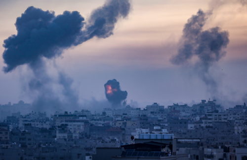 Δεύτερη νύχτα καταιγιστικών βομβαρδισμών του Ισραήλ στη Λωρίδα της Γάζας, από όπου εκτοξεύθηκε βροχή ρουκετών