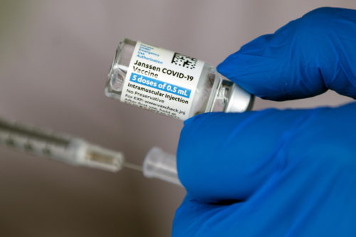 Η ΕΕ σταματάει την αγορά των εμβολίων Johnson & Johnson