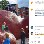 Σκίουρος ύψους 15 μέτρων κρυφοκοιτάζει μέσα σε Βοτανικό Κήπο στην Κίνα