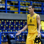 Νίκος Ζήσης: Αποσύρεται από την ενεργό δράση