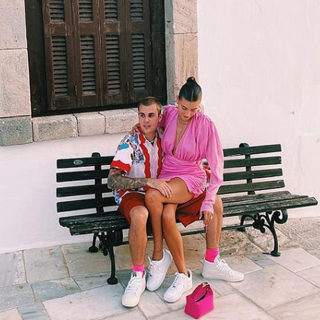 Ο Justin και η Hailey Bieber συνεχίζουν να απολαμβάνουν την Ελλάδα στο έπακρο