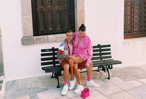 Ο Justin και η Hailey Bieber συνεχίζουν να απολαμβάνουν την Ελλάδα στο έπακρο