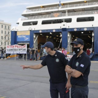 Δεμένα τα πλοία στα λιμάνια διαμαρτύρονται οι επιβάτες στον Πειραιά