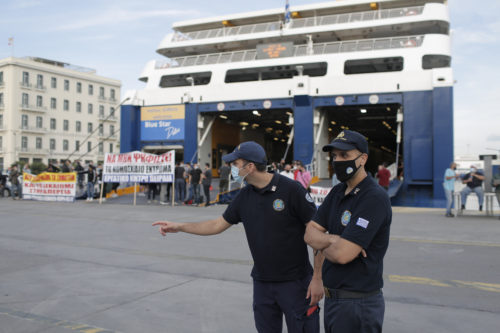 Δεμένα τα πλοία στα λιμάνια διαμαρτύρονται οι επιβάτες στον Πειραιά