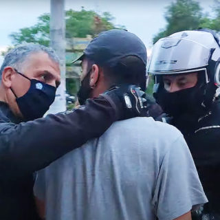 ΑΠΘ: Δημοσιογράφος καταγγέλει ότι αστυνομικός τον έπιασε από τον λαιμό [ΒΙΝΤΕΟ]