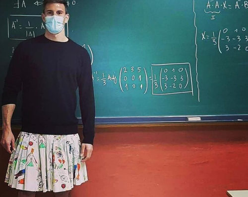 Δάσκαλοι στην Ισπανία φόρεσαν φούστες ενάντια στο ομοφοβικό bullying που δέχτηκαν μαθητές τους
