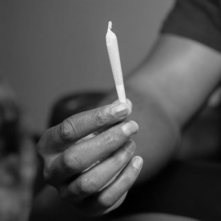 Ένα δωρεάν τσιγάρο μαριχουάνας σε όποιον εμβολιάζεται θα προσφέρει η Ουάσινγκτον