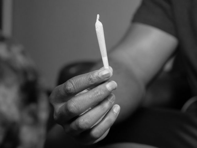Ένα δωρεάν τσιγάρο μαριχουάνας σε όποιον εμβολιάζεται θα προσφέρει η Ουάσινγκτον
