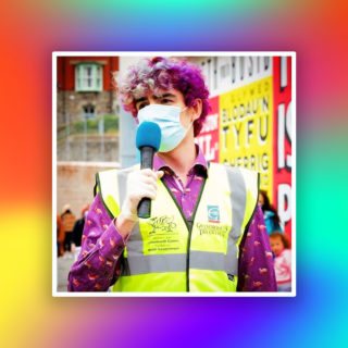 Το Νεότερο και Πρώτο Non-Binary Άτομο Αναλαμβάνει τη Δημαρχία στην Ουαλία και Σπάει Όλα Τα Στερεότυπα