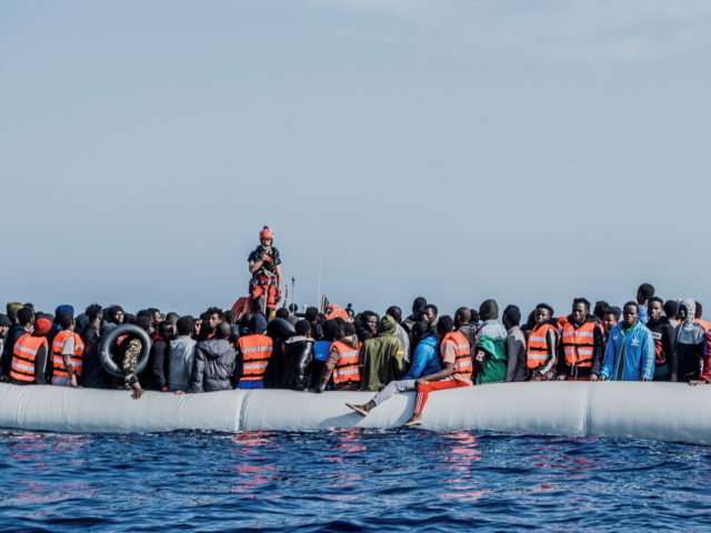 Ιταλία: Το Ocean Viking πήρε άδεια να αποβιβάσει στη Σικελία εκατοντάδες μετανάστες [ΒΙΝΤΕΟ]