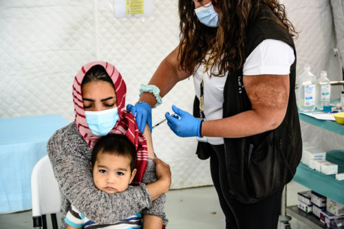 Άμεση πρόσβαση στα εμβόλια για πρόσφυγες και μετανάστες ζητούν δεκάδες οργανώσεις