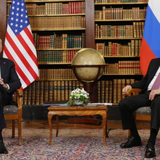 Ο Μπάιντεν κατηγορεί τη Ρωσία πως επιδιώκει να αναμιχθεί στις ενδιάμεσες βουλευτικές εκλογές του 2022