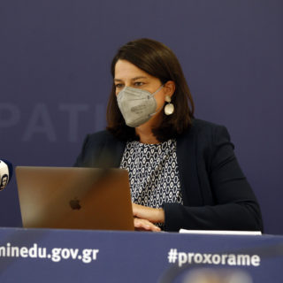 Αποσύρει η Κεραμέως τη διάταξη για τον διαχωρισμό των μαθητών μετά την κατακραυγή