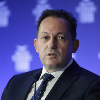 Πέτσας: Επανεξετάζεται το πλαίσιο των μέτρων για την εστίαση