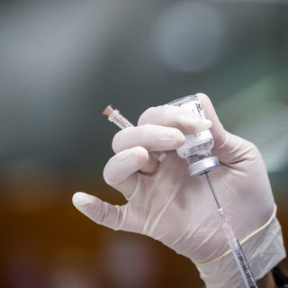 EMA: Νέες προειδοποιήσεις για παρενέργειες από τα εμβόλια Pfizer και Moderna – Συστάσεις για AstraZeneca και Johnson & Johnson