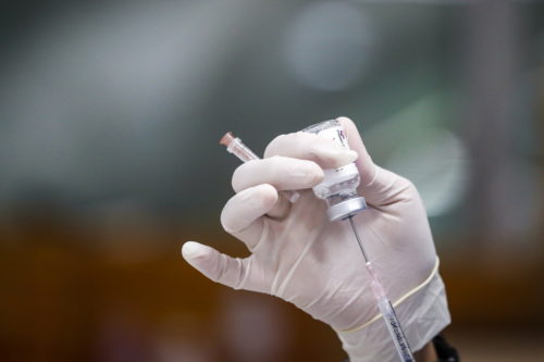 Υποχρεωτικός εμβολιασμός: Σε ισχύ το πρόστιμο για τους άνω των 60 ετών