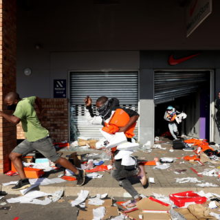 Επεκτείνονται οι λεηλασίες και η βία στη Νότια Αφρική