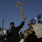 Συγκέντρωση αντιεμβολιαστών με σημαίες και σταυρούς, σε Σύνταγμα και Ομόνοια