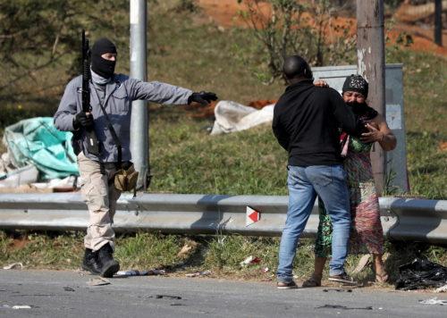 Νότια Αφρική: Η βία «υποκινήθηκε και σχεδιάστηκε», καταγγέλλει ο πρόεδρος της χώρας