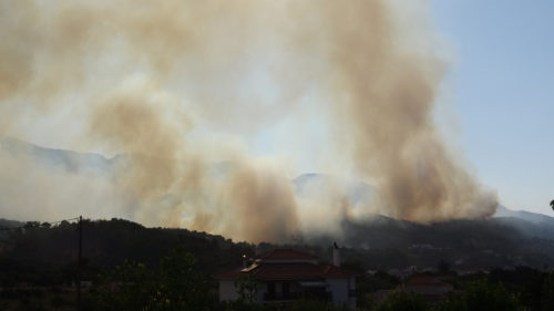 Μεγάλη πυρκαγιά στη Σάμο – Εντολή για εκκένωση χωριού