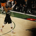 «Welcome to the Antetokounmpo home»: Ο Greek Freak καλωσορίζει τα δύο κύπελλα στο σπίτι του [ΦΩΤΟ]