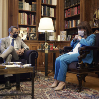 Ο Μητσοτάκης απαντά στους αντιεμβολιαστές με το άρθρο 25 του Συντάγματος