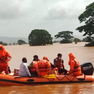 Τουλάχιστον 160 άνθρωποι έχασαν τη ζωή τους στην Ινδία από τις καταρρακτώδεις βροχές